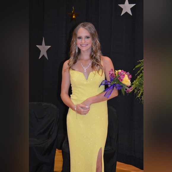 City Vibe Prom dress - Picture 1 of 2